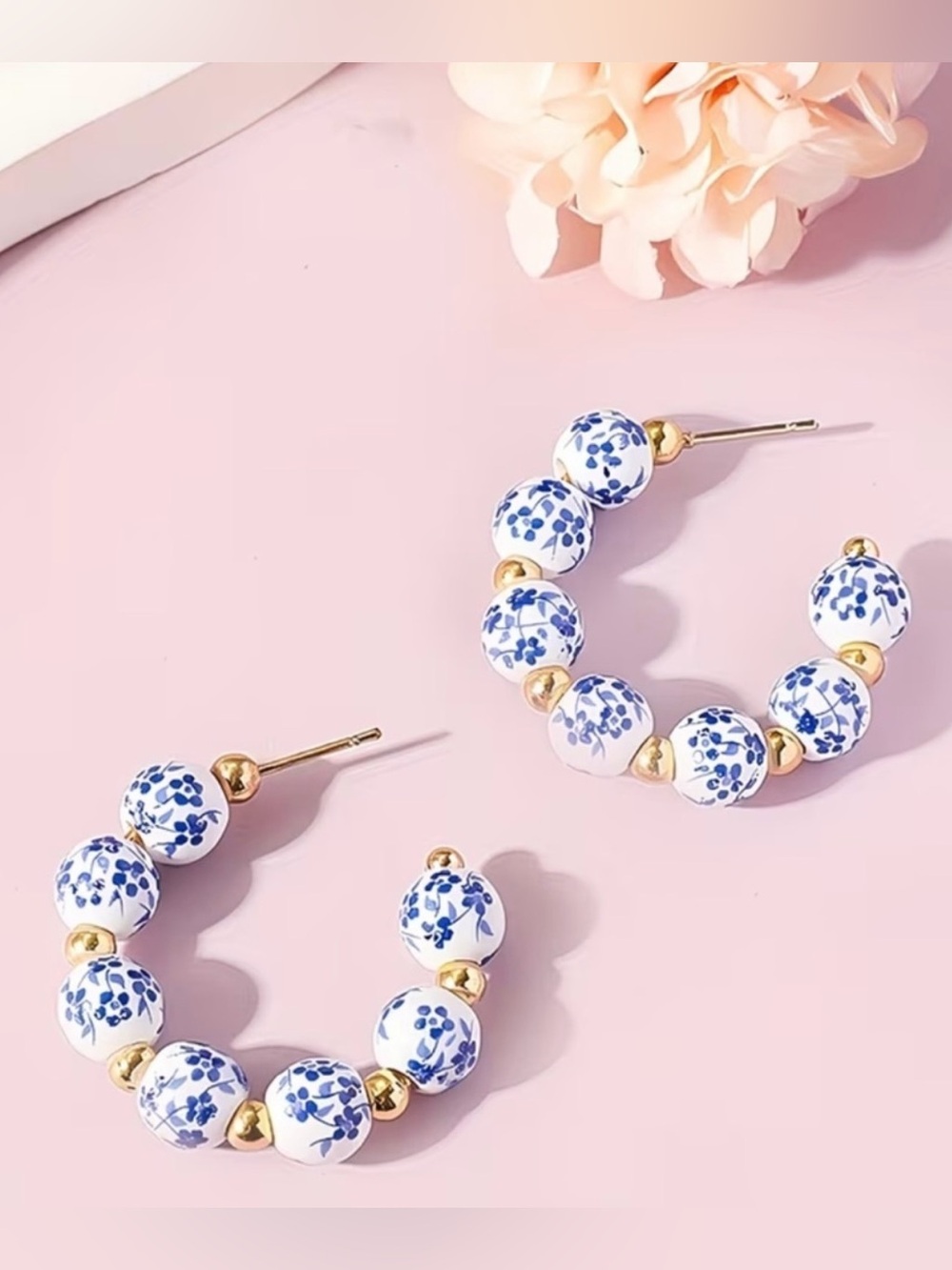 NEW! Cute Blue & White Floral Beaded Hoop Earrings. Beautiful earrings 🦋